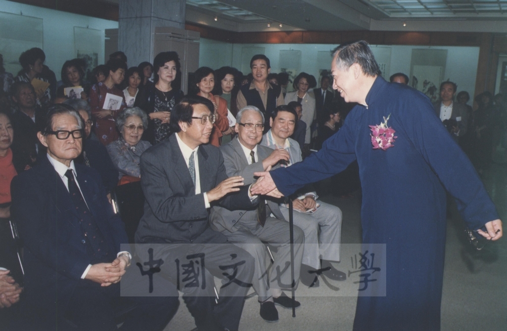 1994年11月31日董事長張鏡湖、董事穆閩珠蒞臨臺灣歷史博物館參觀歐豪年書畫展開幕典禮的圖檔，第1張，共5張