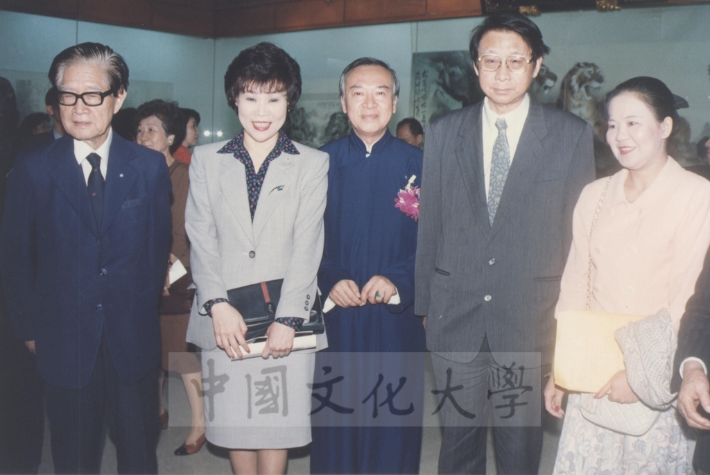 1994年11月31日董事長張鏡湖、董事穆閩珠蒞臨臺灣歷史博物館參觀歐豪年書畫展開幕典禮的圖檔，第2張，共5張