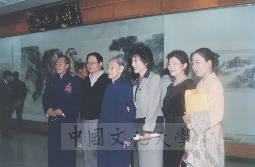 1994年11月31日董事長張鏡湖、董事穆閩珠蒞臨臺灣歷史博物館參觀歐豪年書畫展開幕典禮的圖檔，第3張，共5張