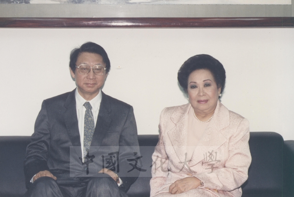 1995年4月27日菲律賓總統羅慕斯夫人亞媚麗特.馬丁妮斯女士(Amelita Marttinez Ramos)獲頒本校名譽理學博士學位頒贈典禮的圖檔，第1張，共50張