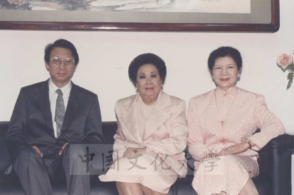 1995年4月27日菲律賓總統羅慕斯夫人亞媚麗特.馬丁妮斯女士(Amelita Marttinez Ramos)獲頒本校名譽理學博士學位頒贈典禮的圖檔，第3張，共50張