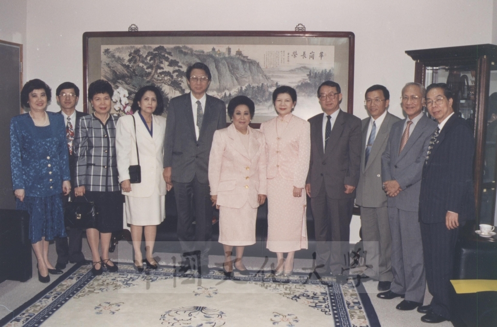 1995年4月27日菲律賓總統羅慕斯夫人亞媚麗特.馬丁妮斯女士(Amelita Marttinez Ramos)獲頒本校名譽理學博士學位頒贈典禮的圖檔，第4張，共50張