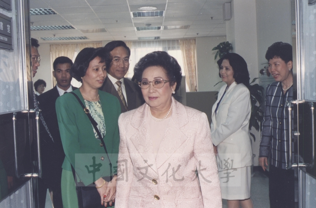 1995年4月27日菲律賓總統羅慕斯夫人亞媚麗特.馬丁妮斯女士(Amelita Marttinez Ramos)獲頒本校名譽理學博士學位頒贈典禮的圖檔，第7張，共50張