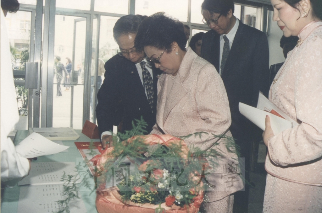 1995年4月27日菲律賓總統羅慕斯夫人亞媚麗特.馬丁妮斯女士(Amelita Marttinez Ramos)獲頒本校名譽理學博士學位頒贈典禮的圖檔，第8張，共50張
