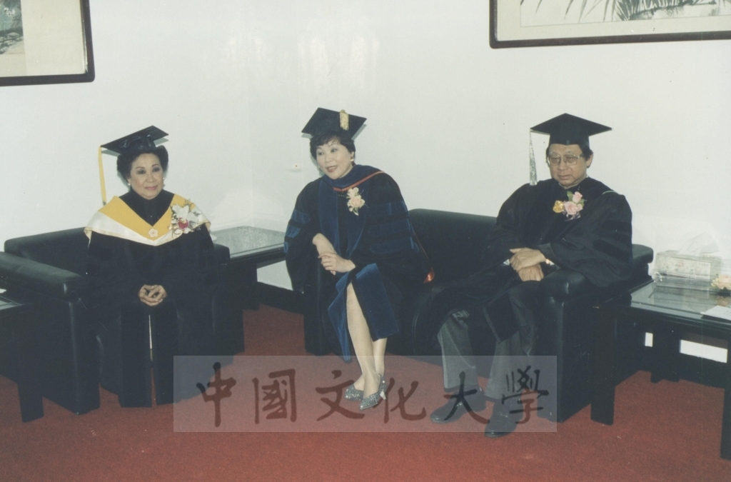 1995年4月27日菲律賓總統羅慕斯夫人亞媚麗特.馬丁妮斯女士(Amelita Marttinez Ramos)獲頒本校名譽理學博士學位頒贈典禮的圖檔，第9張，共50張