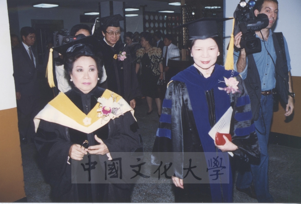 1995年4月27日菲律賓總統羅慕斯夫人亞媚麗特.馬丁妮斯女士(Amelita Marttinez Ramos)獲頒本校名譽理學博士學位頒贈典禮的圖檔，第12張，共50張