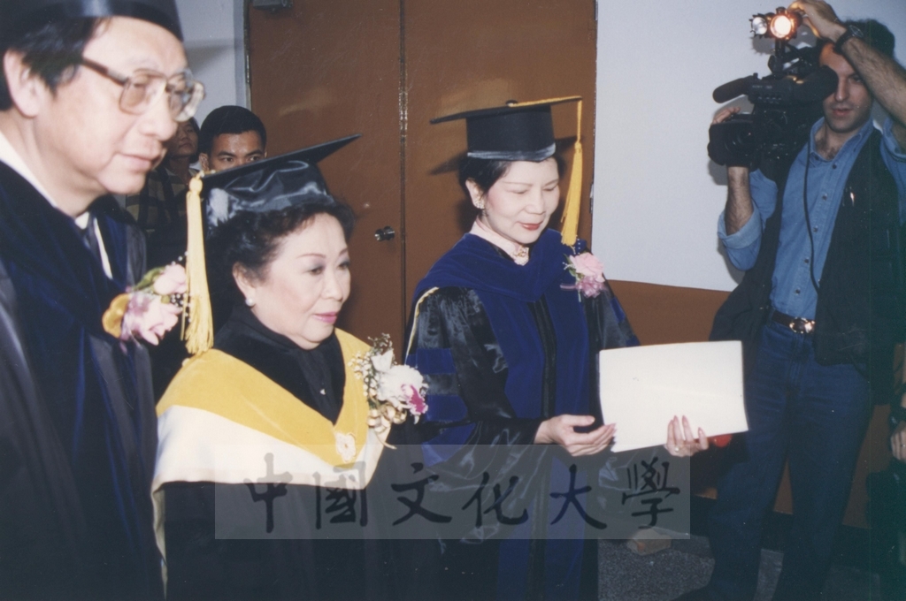 1995年4月27日菲律賓總統羅慕斯夫人亞媚麗特.馬丁妮斯女士(Amelita Marttinez Ramos)獲頒本校名譽理學博士學位頒贈典禮的圖檔，第13張，共50張