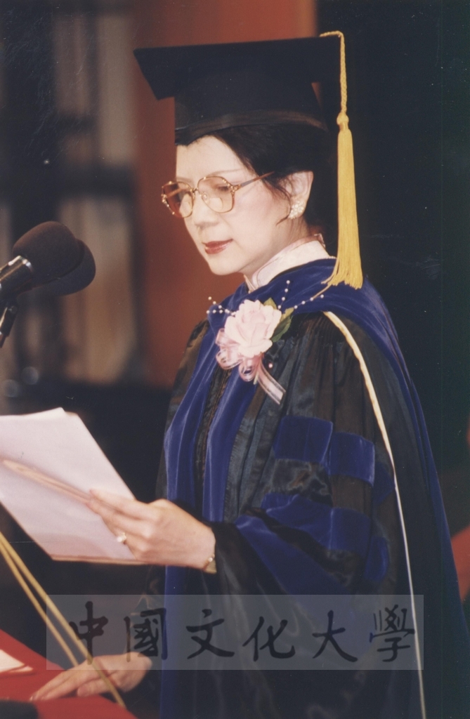 1995年4月27日菲律賓總統羅慕斯夫人亞媚麗特.馬丁妮斯女士(Amelita Marttinez Ramos)獲頒本校名譽理學博士學位頒贈典禮的圖檔，第14張，共50張