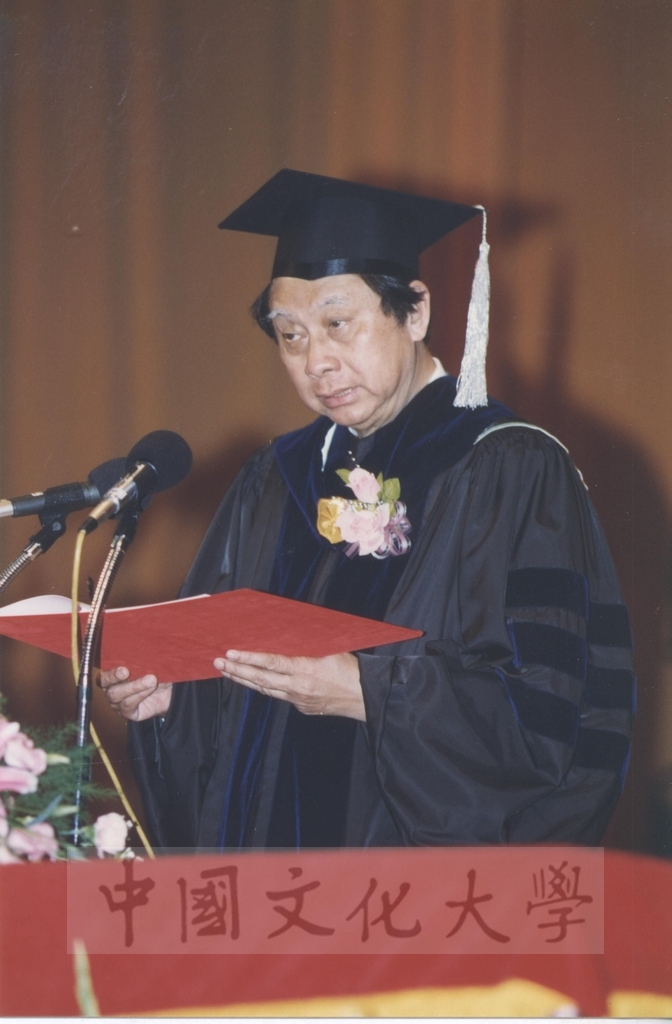 1995年4月27日菲律賓總統羅慕斯夫人亞媚麗特.馬丁妮斯女士(Amelita Marttinez Ramos)獲頒本校名譽理學博士學位頒贈典禮的圖檔，第16張，共50張