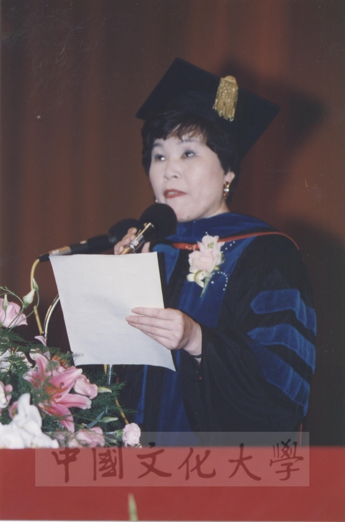 1995年4月27日菲律賓總統羅慕斯夫人亞媚麗特.馬丁妮斯女士(Amelita Marttinez Ramos)獲頒本校名譽理學博士學位頒贈典禮的圖檔，第20張，共50張