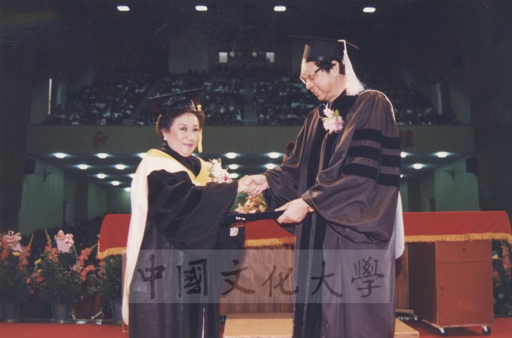 1995年4月27日菲律賓總統羅慕斯夫人亞媚麗特.馬丁妮斯女士(Amelita Marttinez Ramos)獲頒本校名譽理學博士學位頒贈典禮的圖檔，第24張，共50張