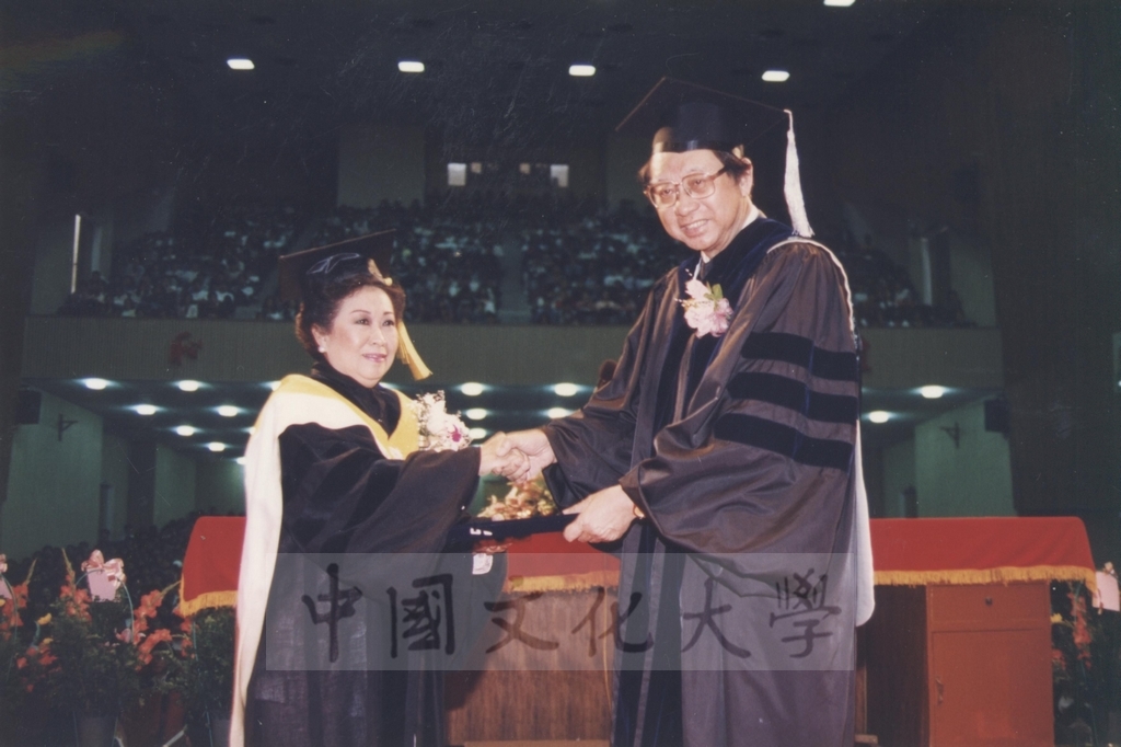 1995年4月27日菲律賓總統羅慕斯夫人亞媚麗特.馬丁妮斯女士(Amelita Marttinez Ramos)獲頒本校名譽理學博士學位頒贈典禮的圖檔，第25張，共50張
