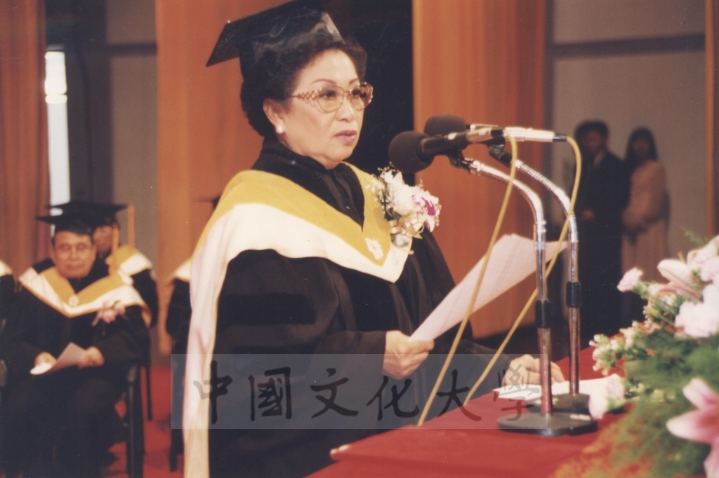 1995年4月27日菲律賓總統羅慕斯夫人亞媚麗特.馬丁妮斯女士(Amelita Marttinez Ramos)獲頒本校名譽理學博士學位頒贈典禮的圖檔，第26張，共50張