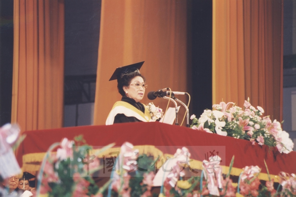 1995年4月27日菲律賓總統羅慕斯夫人亞媚麗特.馬丁妮斯女士(Amelita Marttinez Ramos)獲頒本校名譽理學博士學位頒贈典禮的圖檔，第27張，共50張