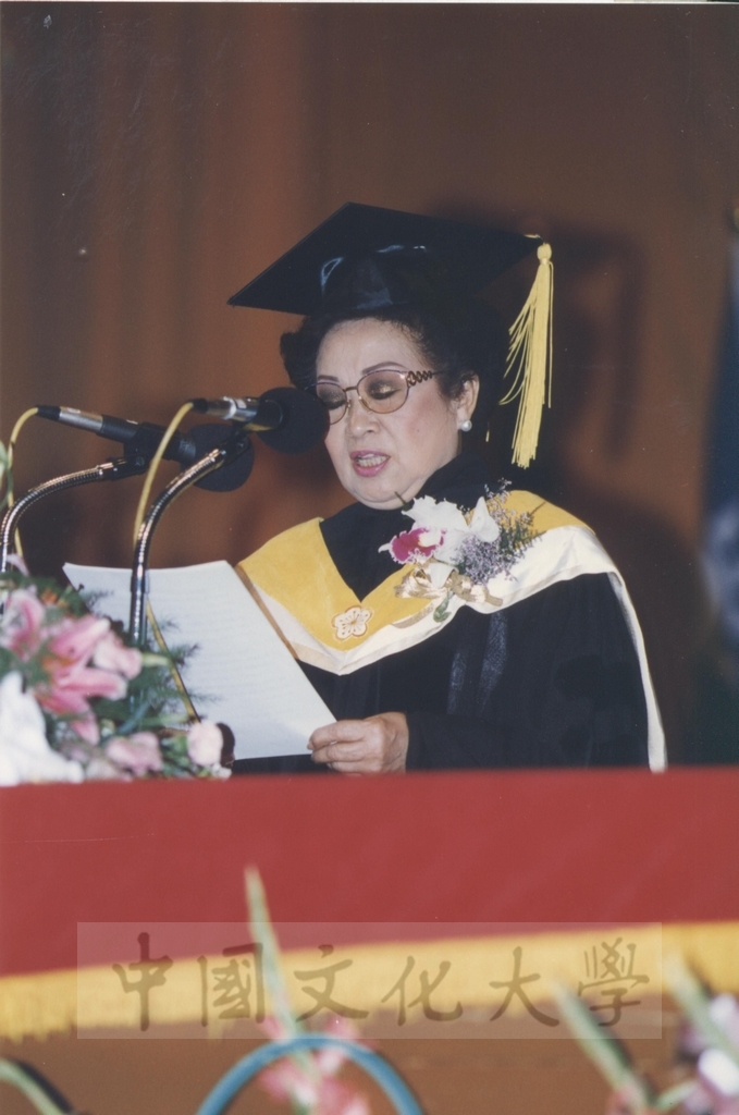 1995年4月27日菲律賓總統羅慕斯夫人亞媚麗特.馬丁妮斯女士(Amelita Marttinez Ramos)獲頒本校名譽理學博士學位頒贈典禮的圖檔，第28張，共50張