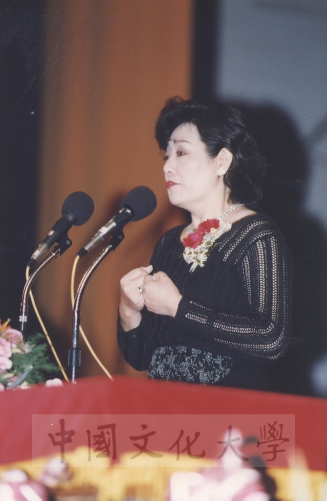 1995年4月27日菲律賓總統羅慕斯夫人亞媚麗特.馬丁妮斯女士(Amelita Marttinez Ramos)獲頒本校名譽理學博士學位頒贈典禮的圖檔，第30張，共50張