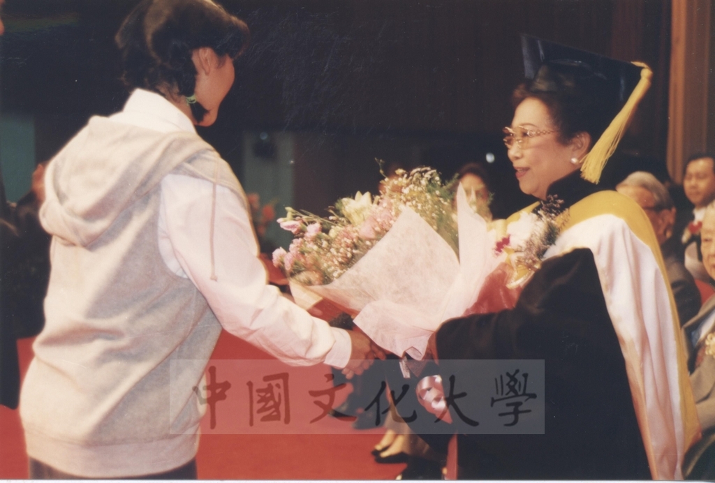 1995年4月27日菲律賓總統羅慕斯夫人亞媚麗特.馬丁妮斯女士(Amelita Marttinez Ramos)獲頒本校名譽理學博士學位頒贈典禮的圖檔，第34張，共50張