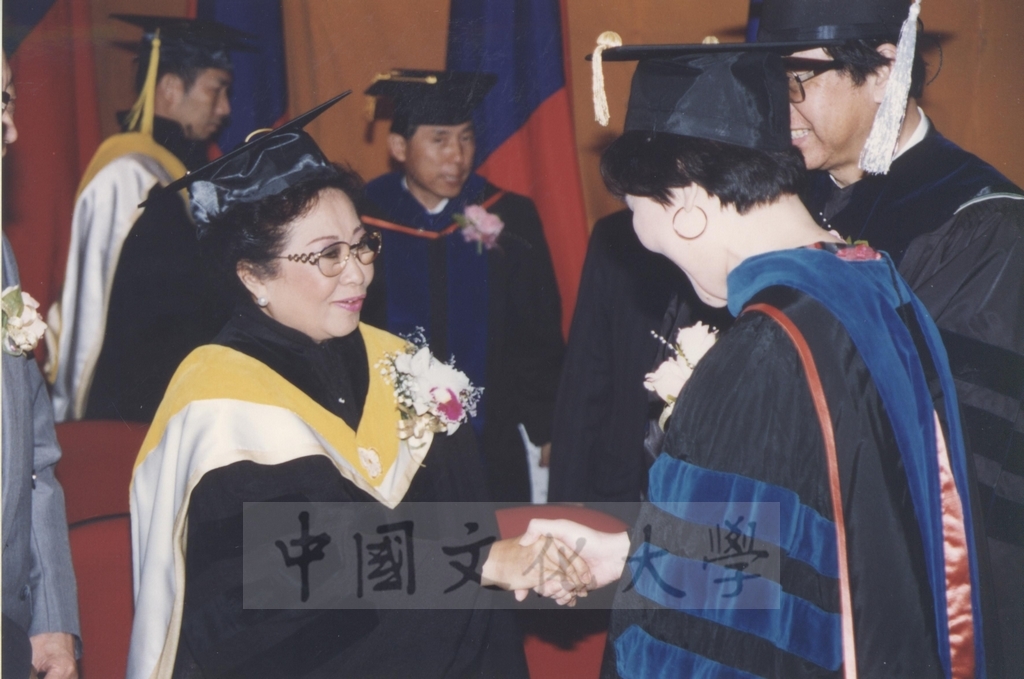1995年4月27日菲律賓總統羅慕斯夫人亞媚麗特.馬丁妮斯女士(Amelita Marttinez Ramos)獲頒本校名譽理學博士學位頒贈典禮的圖檔，第35張，共50張