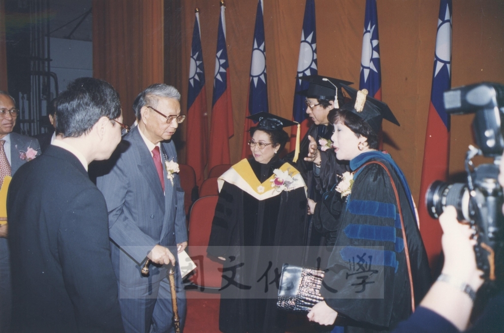 1995年4月27日菲律賓總統羅慕斯夫人亞媚麗特.馬丁妮斯女士(Amelita Marttinez Ramos)獲頒本校名譽理學博士學位頒贈典禮的圖檔，第36張，共50張