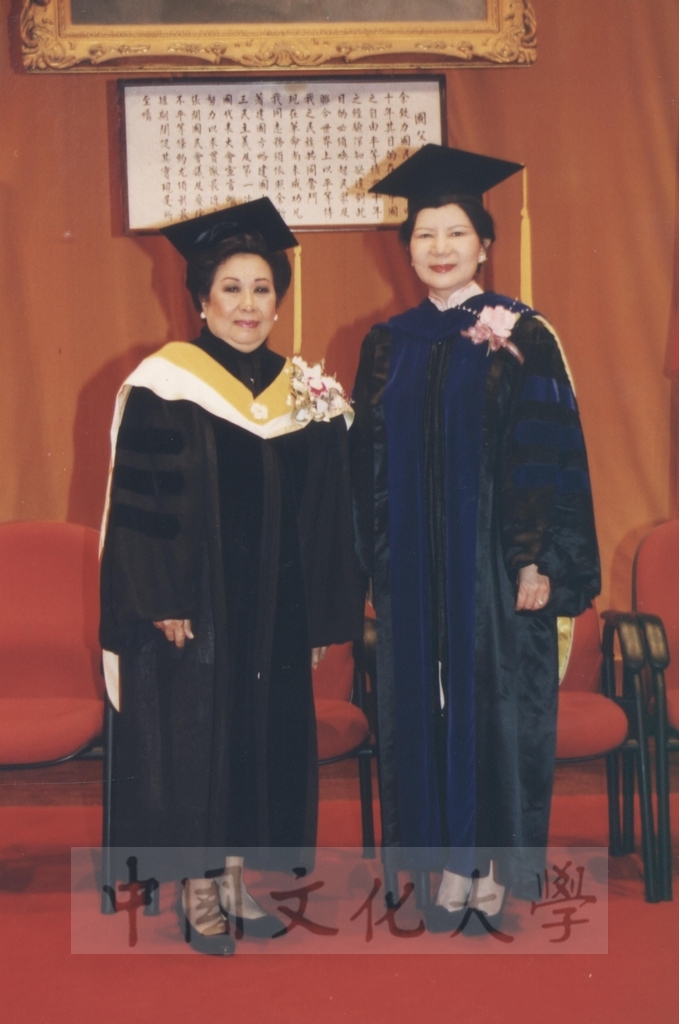 1995年4月27日菲律賓總統羅慕斯夫人亞媚麗特.馬丁妮斯女士(Amelita Marttinez Ramos)獲頒本校名譽理學博士學位頒贈典禮的圖檔，第39張，共50張