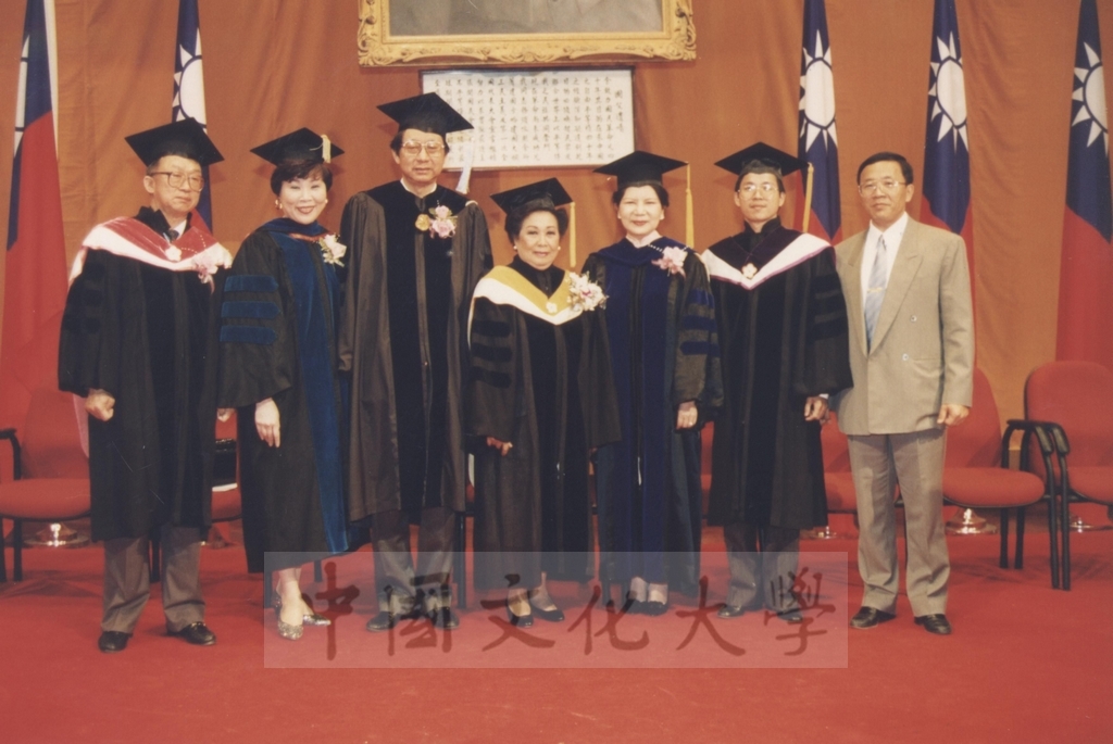 1995年4月27日菲律賓總統羅慕斯夫人亞媚麗特.馬丁妮斯女士(Amelita Marttinez Ramos)獲頒本校名譽理學博士學位頒贈典禮的圖檔，第41張，共50張