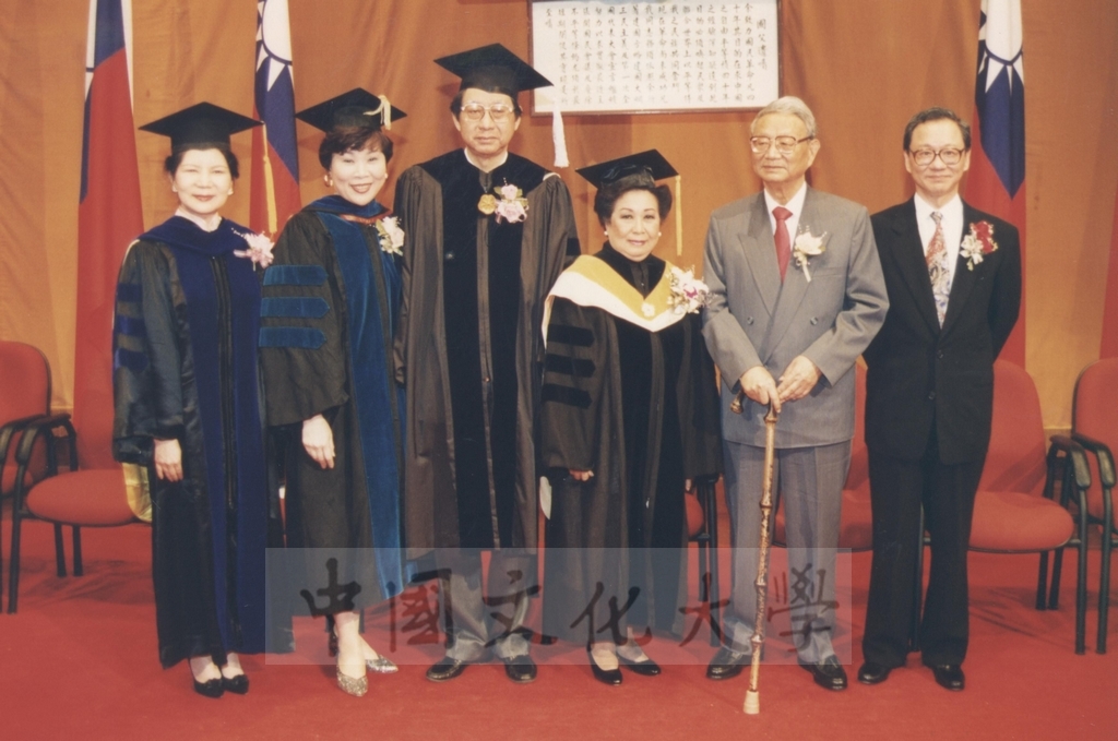 1995年4月27日菲律賓總統羅慕斯夫人亞媚麗特.馬丁妮斯女士(Amelita Marttinez Ramos)獲頒本校名譽理學博士學位頒贈典禮的圖檔，第42張，共50張