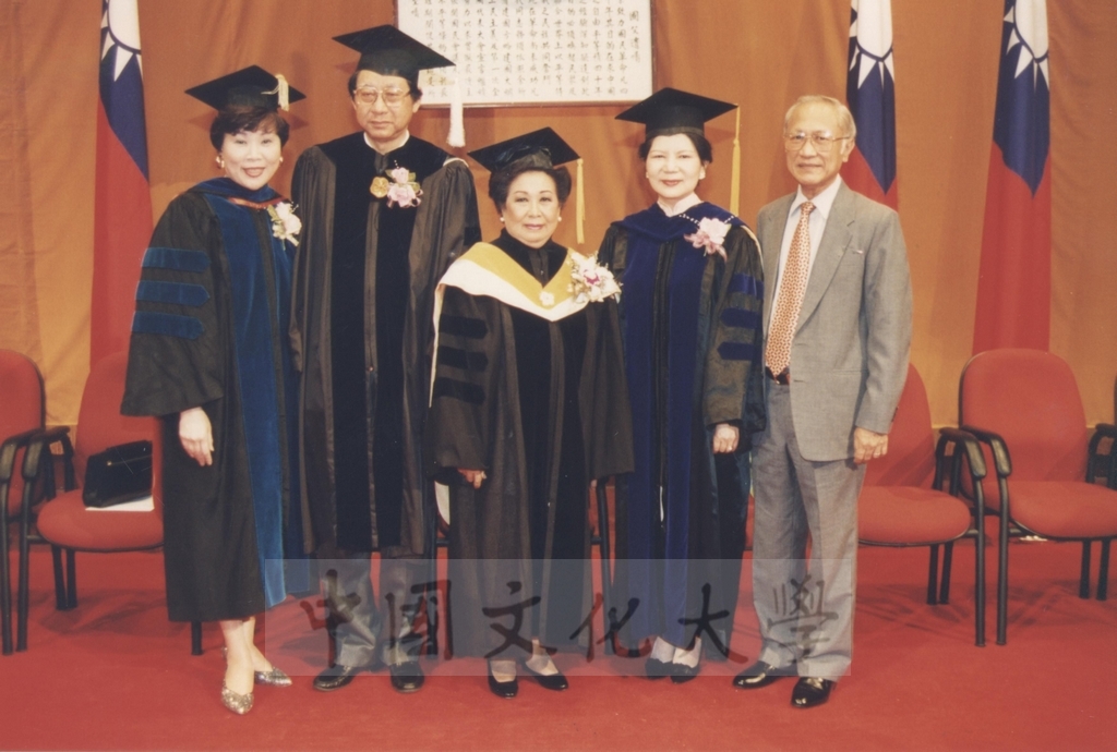 1995年4月27日菲律賓總統羅慕斯夫人亞媚麗特.馬丁妮斯女士(Amelita Marttinez Ramos)獲頒本校名譽理學博士學位頒贈典禮的圖檔，第43張，共50張