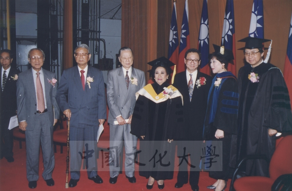 1995年4月27日菲律賓總統羅慕斯夫人亞媚麗特.馬丁妮斯女士(Amelita Marttinez Ramos)獲頒本校名譽理學博士學位頒贈典禮的圖檔，第44張，共50張