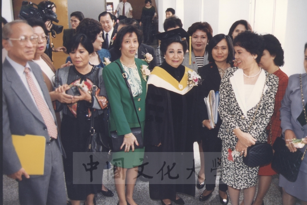 1995年4月27日菲律賓總統羅慕斯夫人亞媚麗特.馬丁妮斯女士(Amelita Marttinez Ramos)獲頒本校名譽理學博士學位頒贈典禮的圖檔，第49張，共50張