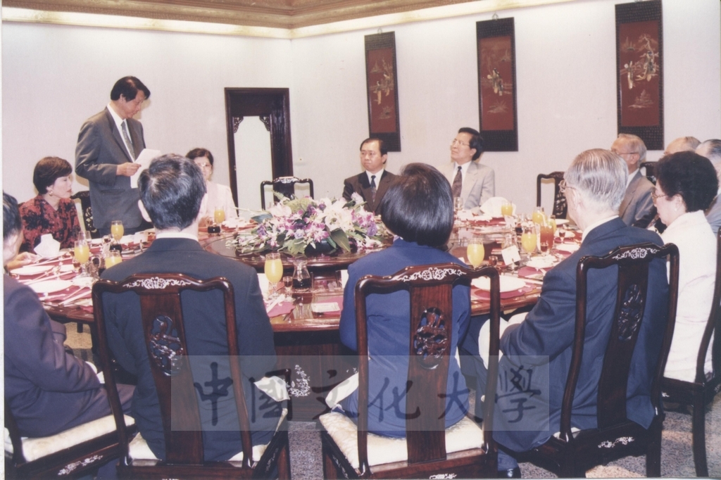 1995年4月27日本校於圓山飯店設宴款待菲律賓總統羅慕斯夫人亞媚麗特.馬丁妮斯女士(Amelita Marttinez Ramos)的圖檔，第2張，共6張