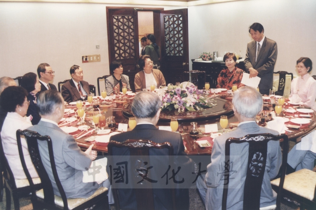 1995年4月27日本校於圓山飯店設宴款待菲律賓總統羅慕斯夫人亞媚麗特.馬丁妮斯女士(Amelita Marttinez Ramos)的圖檔，第3張，共6張