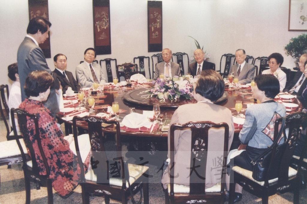 1995年4月27日本校於圓山飯店設宴款待菲律賓總統羅慕斯夫人亞媚麗特.馬丁妮斯女士(Amelita Marttinez Ramos)的圖檔，第4張，共6張