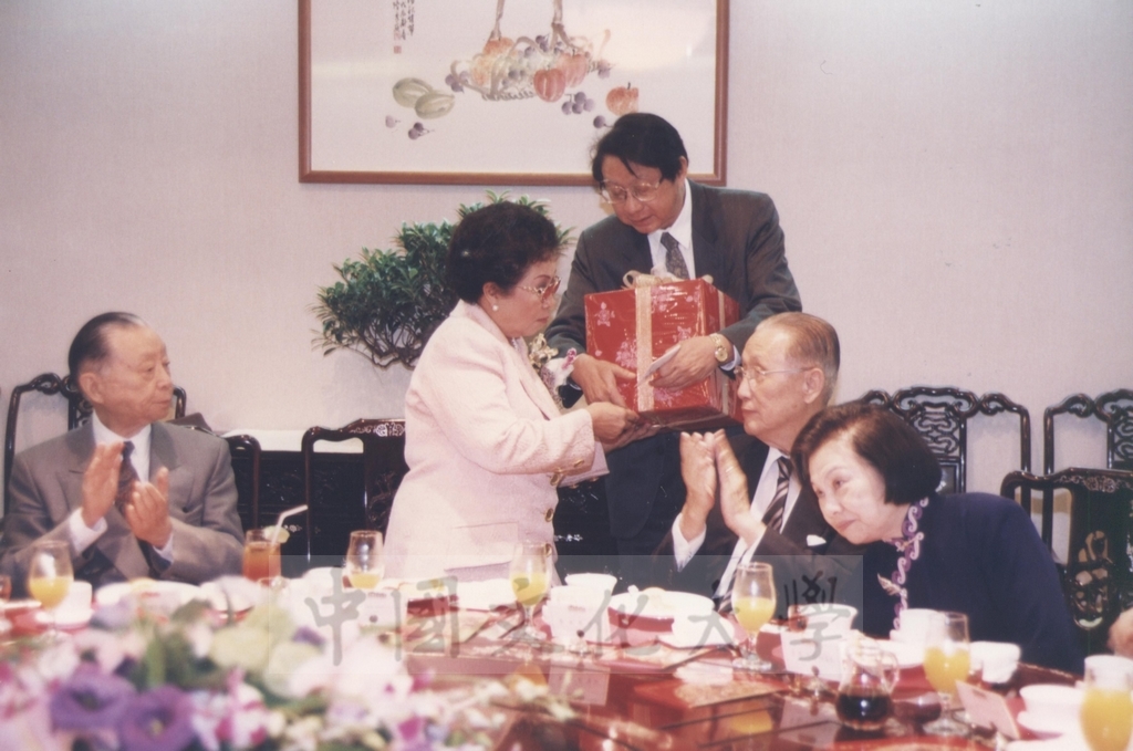 1995年4月27日本校於圓山飯店設宴款待菲律賓總統羅慕斯夫人亞媚麗特.馬丁妮斯女士(Amelita Marttinez Ramos)的圖檔，第5張，共6張
