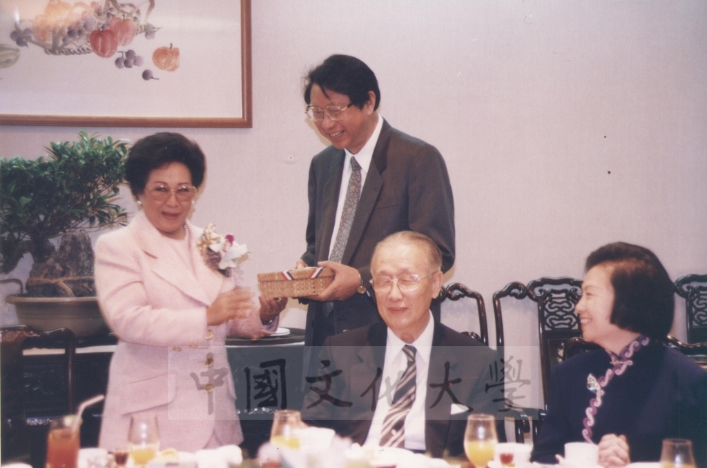 1995年4月27日本校於圓山飯店設宴款待菲律賓總統羅慕斯夫人亞媚麗特.馬丁妮斯女士(Amelita Marttinez Ramos)的圖檔，第6張，共6張