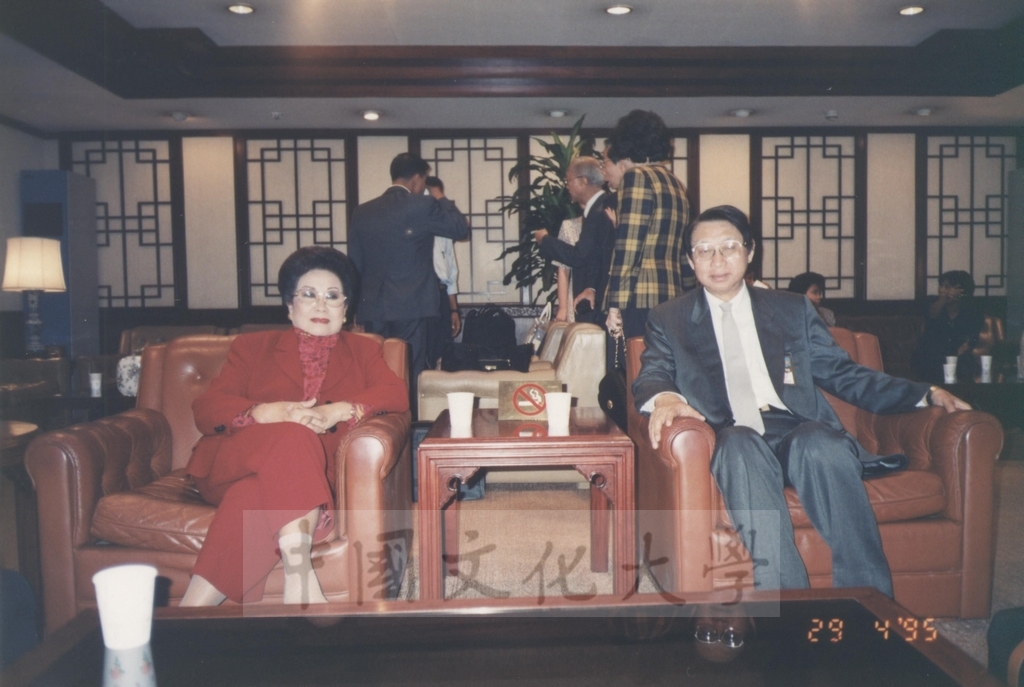 1995年4月29日董事長張鏡湖與菲律賓總統羅慕斯夫人亞媚麗特.馬丁妮斯女士(Amelita Marttinez Ramos)合影的圖檔，第1張，共1張