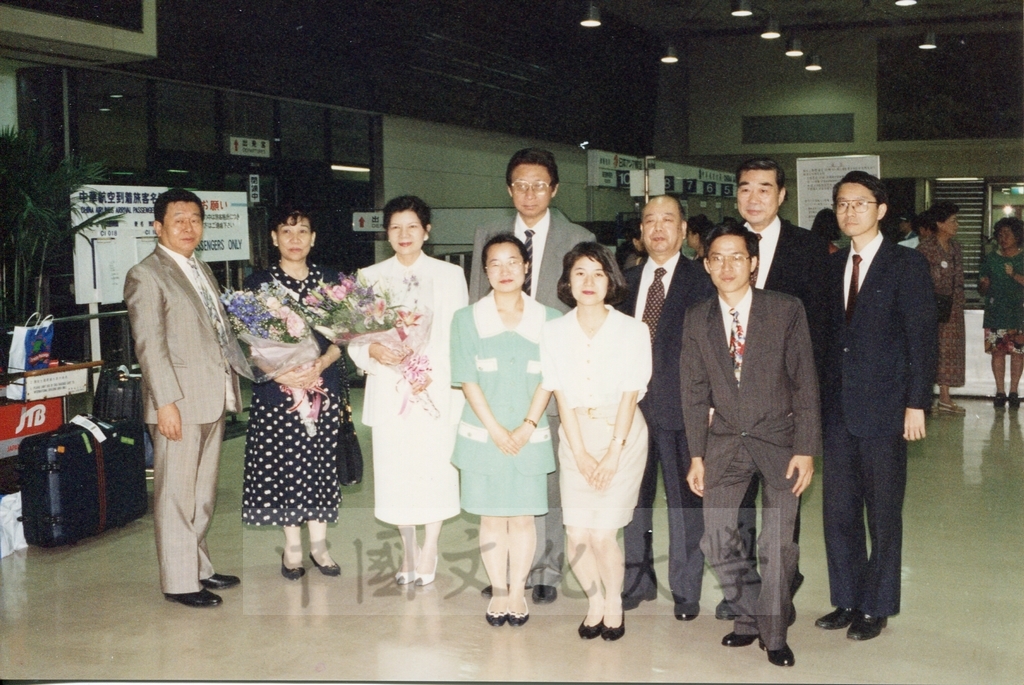 1995年7月7日董事長張鏡湖率同校長林彩梅等五人啟程赴日參訪的圖檔，第1張，共15張