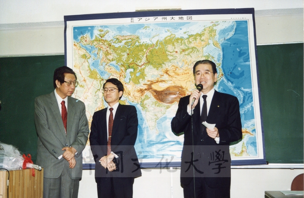 1995年7月8日董事長張鏡湖以『中国大陸水資源の生態と経済発展に及ほす影響』—21世紀への警鐘—為題於創價大學對學生進行講演的圖檔，第2張，共6張