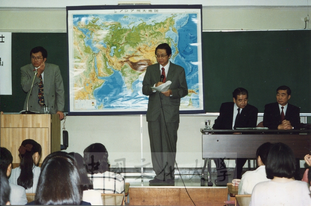 1995年7月8日董事長張鏡湖以『中国大陸水資源の生態と経済発展に及ほす影響』—21世紀への警鐘—為題於創價大學對學生進行講演的圖檔，第3張，共6張