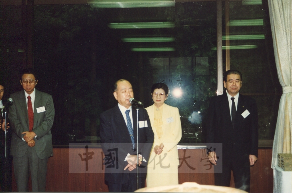 1995年7月8日日本創價大學舉辦酒會歡迎董事長張鏡湖、校長林彩梅等訪問團 ，張董事長在會場上致贈書畫予創大的圖檔，第1張，共17張