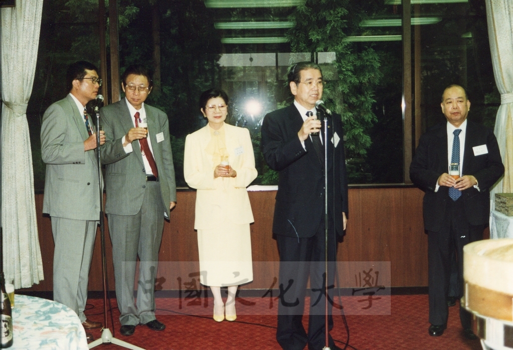 1995年7月8日日本創價大學舉辦酒會歡迎董事長張鏡湖、校長林彩梅等訪問團 ，張董事長在會場上致贈書畫予創大的圖檔，第2張，共17張