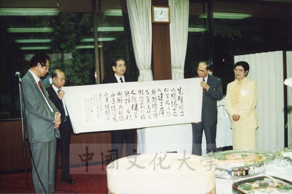 1995年7月8日日本創價大學舉辦酒會歡迎董事長張鏡湖、校長林彩梅等訪問團 ，張董事長在會場上致贈書畫予創大的圖檔，第5張，共17張