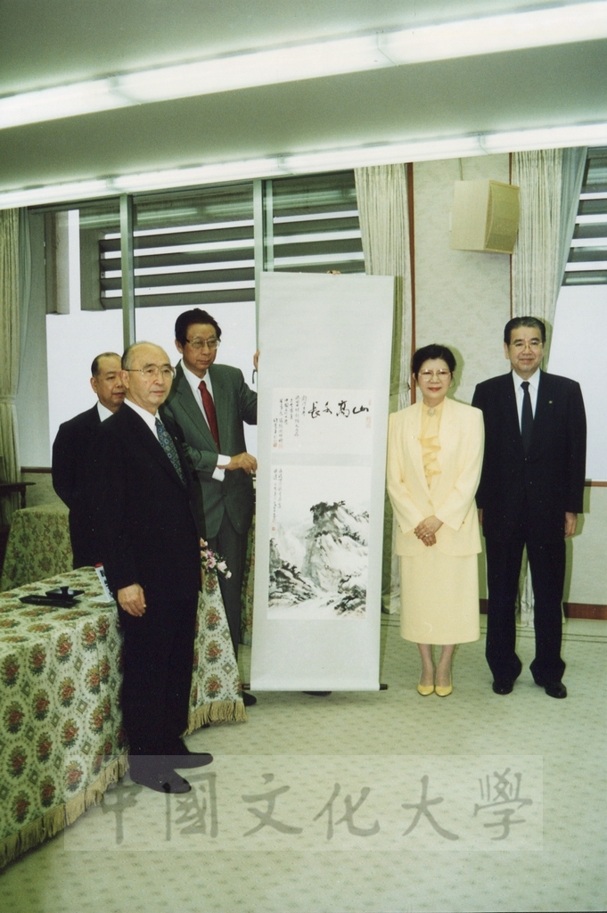 1995年7月8日日本創價大學舉辦酒會歡迎董事長張鏡湖、校長林彩梅等訪問團 ，張董事長在會場上致贈書畫予創大的圖檔，第8張，共17張