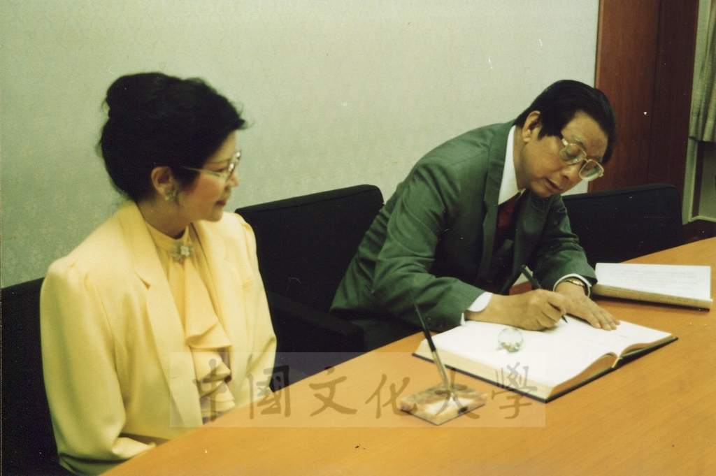 1995年7月8日日本創價大學舉辦酒會歡迎董事長張鏡湖、校長林彩梅等訪問團 ，張董事長在會場上致贈書畫予創大的圖檔，第9張，共17張