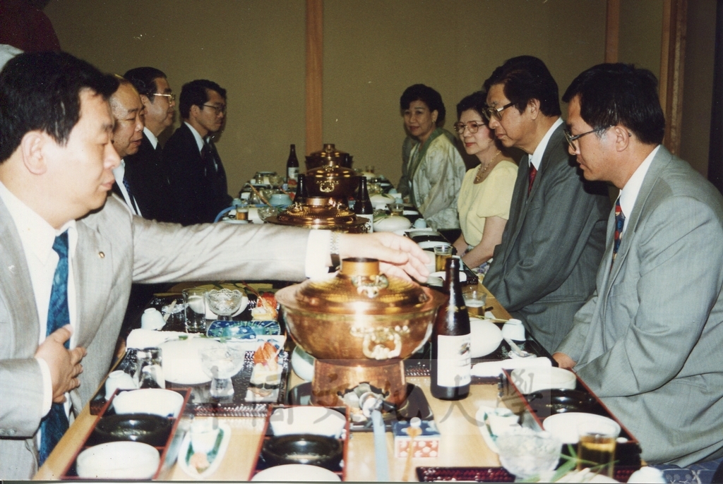 1995年7月8日日本創價大學舉辦酒會歡迎董事長張鏡湖、校長林彩梅等訪問團 ，張董事長在會場上致贈書畫予創大的圖檔，第11張，共17張