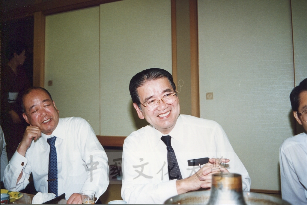 1995年7月8日日本創價大學舉辦酒會歡迎董事長張鏡湖、校長林彩梅等訪問團 ，張董事長在會場上致贈書畫予創大的圖檔，第12張，共17張