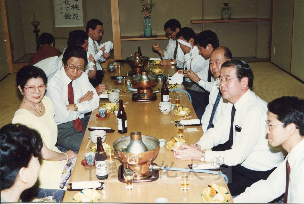 1995年7月8日日本創價大學舉辦酒會歡迎董事長張鏡湖、校長林彩梅等訪問團 ，張董事長在會場上致贈書畫予創大的圖檔，第13張，共17張