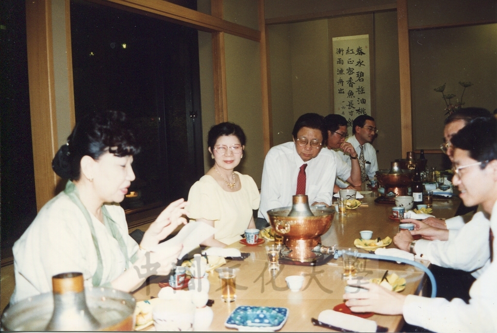 1995年7月8日日本創價大學舉辦酒會歡迎董事長張鏡湖、校長林彩梅等訪問團 ，張董事長在會場上致贈書畫予創大的圖檔，第14張，共17張