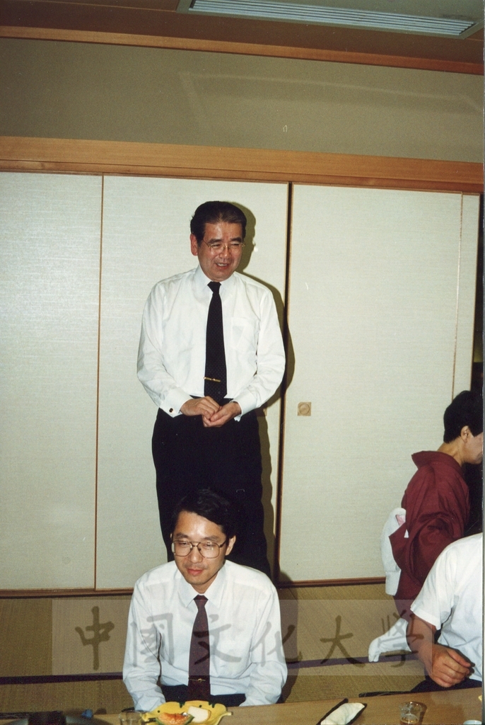 1995年7月8日日本創價大學舉辦酒會歡迎董事長張鏡湖、校長林彩梅等訪問團 ，張董事長在會場上致贈書畫予創大的圖檔，第16張，共17張