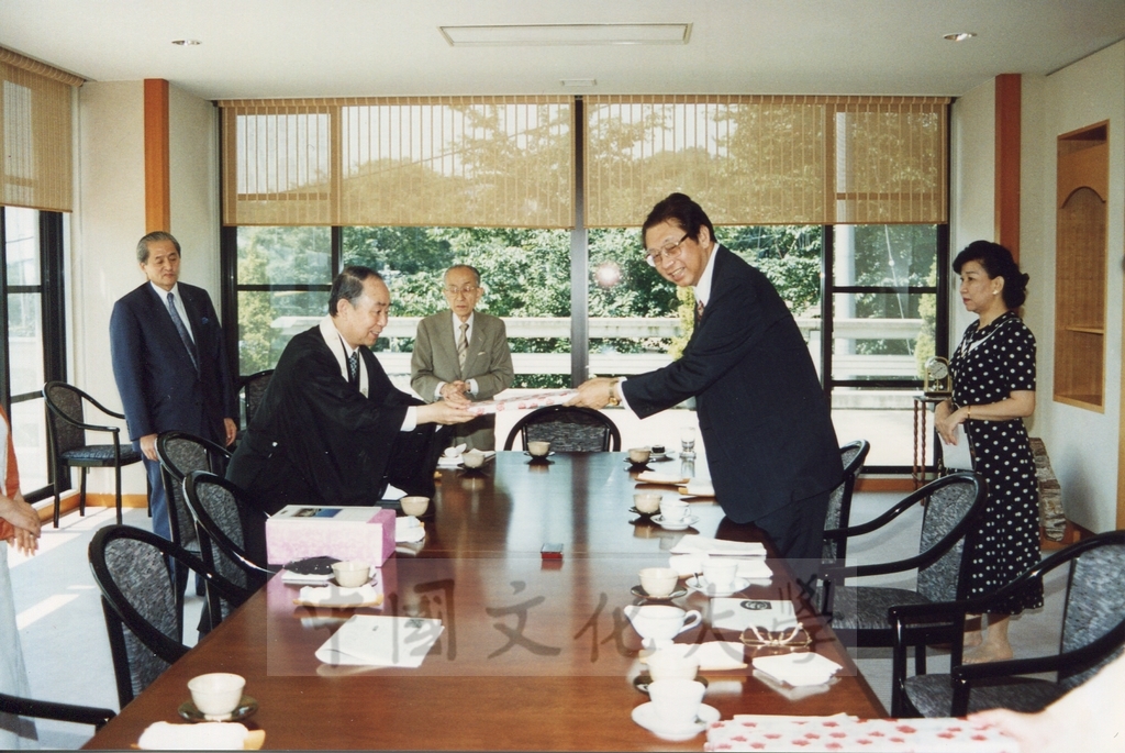 1995年7月10日董事長張鏡湖率同校長林彩梅等一行赴橫濱孝道山參訪孝道總會並拜訪統理岡野正貫伉儷的圖檔，第5張，共8張