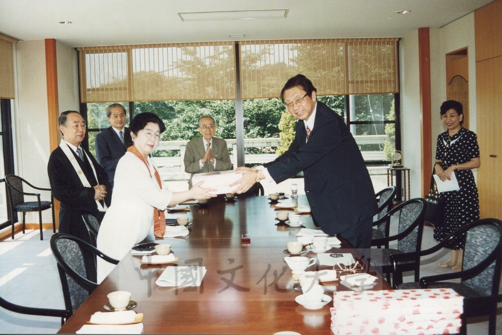1995年7月10日董事長張鏡湖率同校長林彩梅等一行赴橫濱孝道山參訪孝道總會並拜訪統理岡野正貫伉儷的圖檔，第6張，共8張
